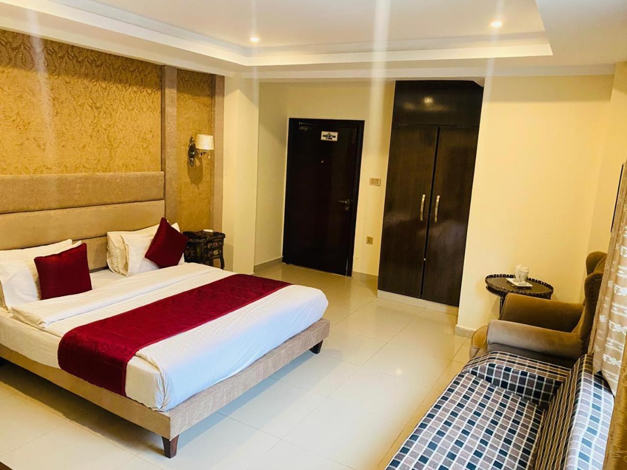 Manila Heights Hotel Naran Exteriör bild